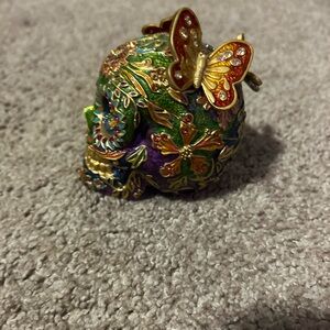 Jay Strongwater Green Skull Sculpture
One not to many of these eye catchers